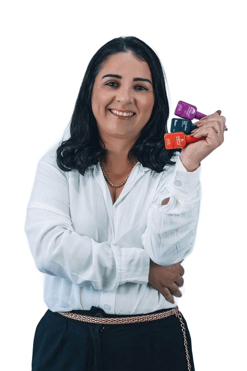Marlene Pires mostrando esmaltes em gel